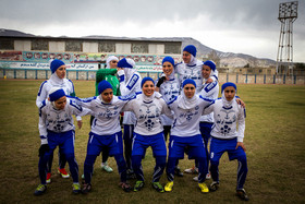 بازیکنان تیم ملوان در حال آماده شدن برای عکس یادگاری هستند.